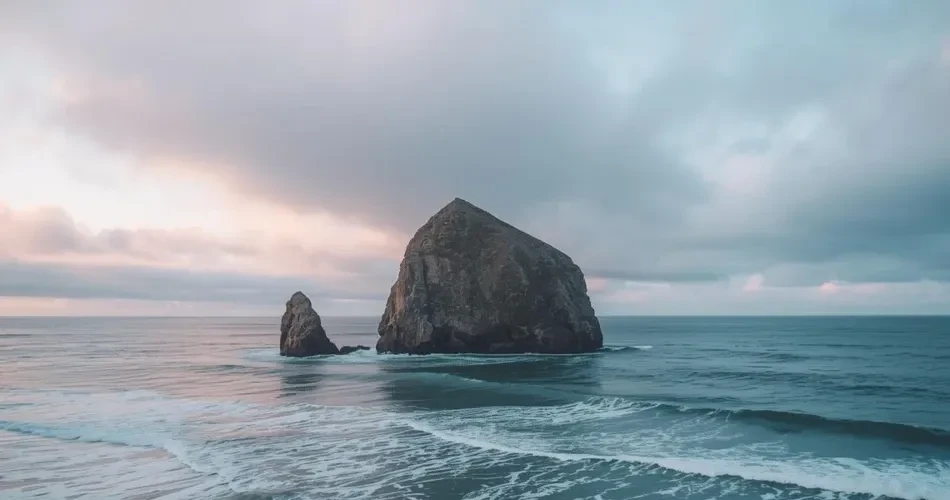 Morro Rock Visitor Guide: History, Scenic Views & Travel Tips
